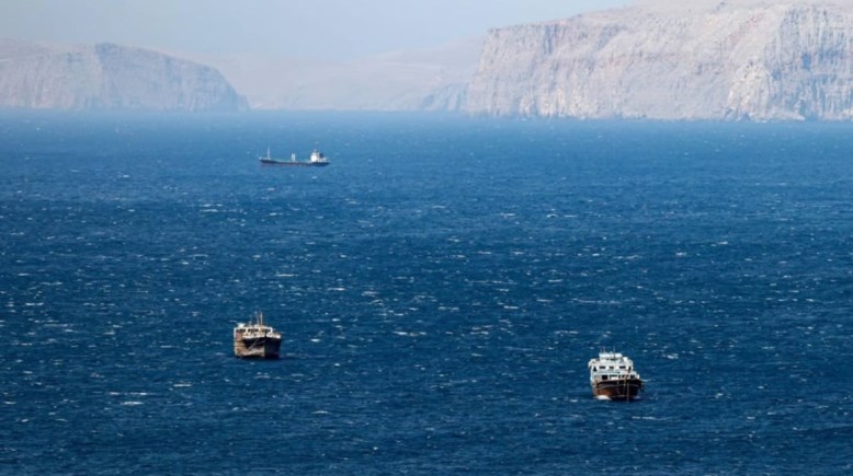 سففن تعبر المضيق ـ تعبيرية