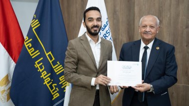 رئيس جامعة مصر للمعلوماتية، أحمد حمد، يكرم الكاتب الصحفي حسن راشد