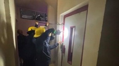 أمن الفيوم ينقذ مواطناً تعطل به مصعد عقار