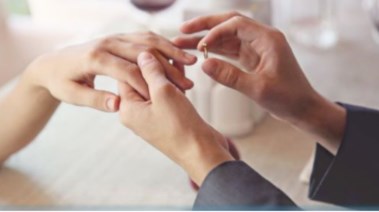 شاب يطلب خطبة فتاة