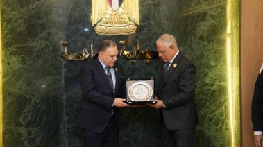 النائب العام يكرم مدير النيابات