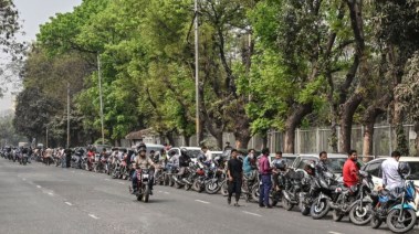 طوابير طويلة تصطف للحصول على الوقود لدراجتهم النارية في بنجلاديش 