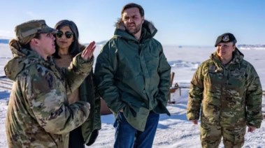 جيه دي فانس، نائب الرئيس الأمريكي برفقة مسؤولين أمريكيين في جرينلاند،  صورة أرشيفية 