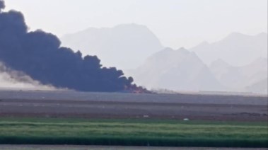 مشاهد متداولة لتدمير طائرتي نقل أمريكيتين بعد تعطلهما أثناء تنفيذ مهمة إنقاذ الطيار 