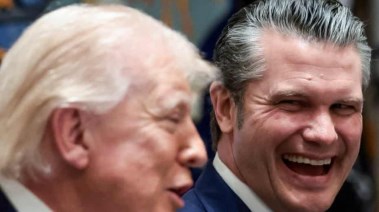 الرئيس الأمريكي دونالد ترامب ووزير الحرب بيت هيجسيث 