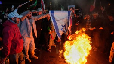 إيرانيون يحرقون العلم الإسرائيلي خلال الاحتفال بوقف إطلاق النار 