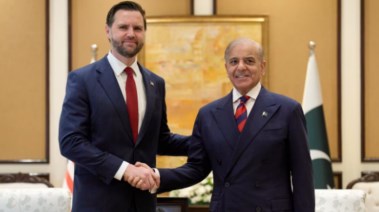 نائب الرئيس الأمريكي جيه دي فانس يصافح رئيس الوزراء الباكستاني شهباز شريف