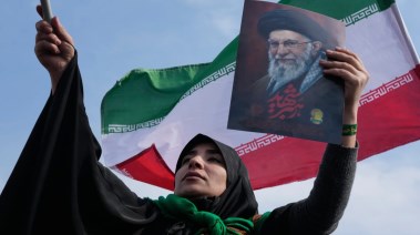 متظاهرة إيرانية ترفع صورة المرشد الإيراني الراحل آية الله علي خلمنئي- صورة أرشيفية