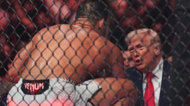 ترامب يحضر نزالاً في بطولة UFC بينما تتعثر محادثات السلام في إسلام أباد