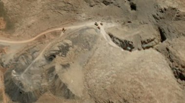 قاعدة صواريخ بالقرب من خمين، إيران، في 10 أبريل 2026، تظهر جرافة أمامية فوق حطام يسد مدخل نفق