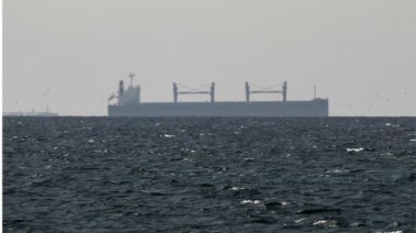 سفينة شحن في الخليج العربي قرب مضيق هرمز 