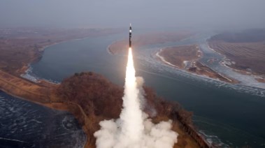 صاروخ باليستي خلال تدريب بكوريا الشمالية