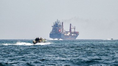 إيران تهاجم سفنا بمضيق هرمز