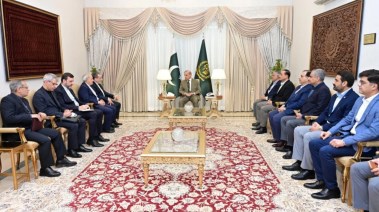 رئيس الوزراء الباكستاني شهباز شريف يستقبل الوفد الإيراني في إطار الوساطة لعقد محادثات السلام