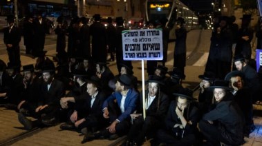 متظاهرون إسرائيليون يقطعون الطريق في القدس المحتلة احتجاجا على تجنيد الحريديم