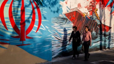 جدارية في طهران تصور صواريخ إيرانية تهاجم سفينة تابعة للبحرية الأمريكية