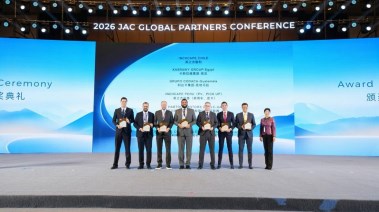 فريق قصراوي جروب يستلم الجائزة 