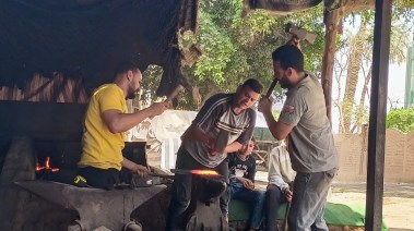 3 أشقاء يرفضون إغلاق ورشة جدهم بالصعيد