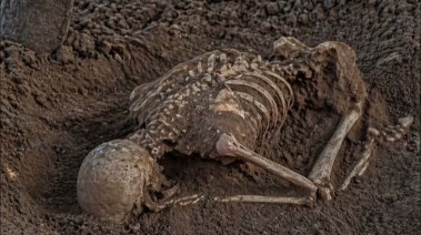 جثمان فلسطيني في وضع السجود