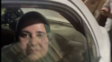 والدة الطفلة في أول ظهور لها بعد إعادتها