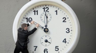 ضبط الساعة - صورة أرشيفية