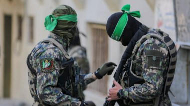 مقاتلان من كتائب القسام- أرشيفية