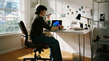 شاب يتحدث مع نموذج AI