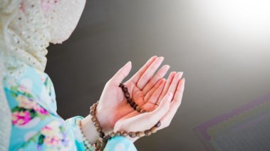 مسلمة تتعبد لله بالدعاء