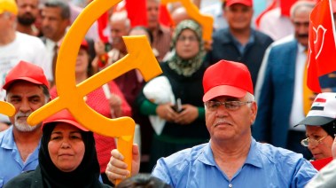 عمال يحتفلون بعيدهم