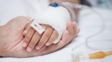 أم مع طفل مريض