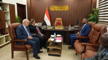 جانب من لقاء مي عبدالحميد مع وزير للبنية التحتية في رواندا