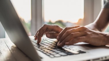 تطبيق قرار العمل من المنزل يوم الأحد 