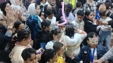 «أنا وكافل اليتيم كهاتين في الجنة».. شباب بورسعيد يرسمون