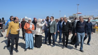 محافظ بورسعيد يتفقد الشاطئ لليوم الثاني ويعلن خطة تأمين رواد البحر