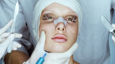 هوس عمليات التجميل- تعبيرية