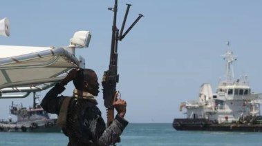 تكرار حوادث القرصنة قبالة سواحل  الصومال.. مسلحون يسيطرون بالكامل على سفينة شحن بريطانية ويحولون مسارها