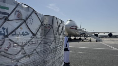 مطار العريش يستقبل 100 طن مساعدات غذائية لقطاع غزة