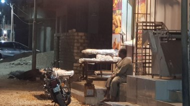 صورة الشاب طه جالس أمام الفرن