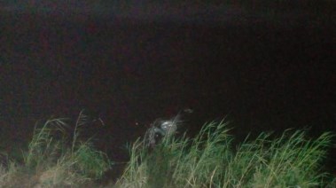 من موقع الحادث والسيارة داخل الترعة