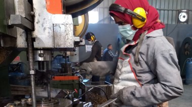 احدي الفتيات التى تعمل على ماكينات اللهب فى مصنع بقفط تصوير أسماء عطا تليجراف مصر 