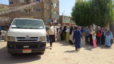 ازدحام الطلاب فى موقف قوص بقنا 