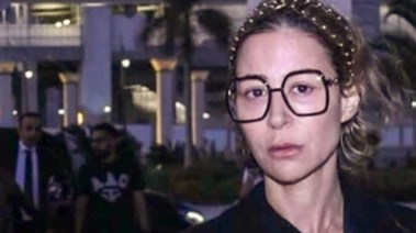 منة شلبي في عزاء والدها