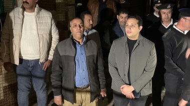 صورة لنائب المحافظ دكتور محمد التوني في موقع العقار المنهار 