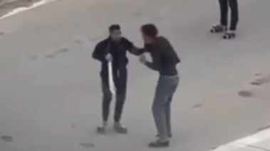 لقطة من فيديو التعدي على شاب بسلاح أبيض 