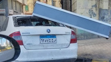 سقوط لافتة على سيارة - أرشيفية 