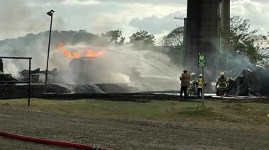 جانب من محاولات السيطرة على حريق بنما