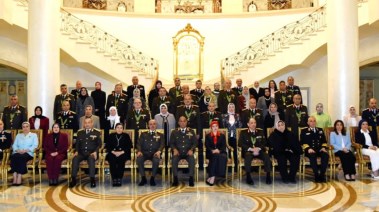 وزير الدفاع يتوسط القادة المكرمون 