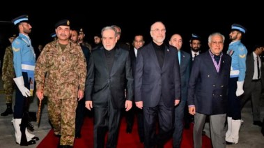 رئيس الأركان الباكستاني المشير عاصم منير مع الوفد الإيراني