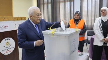 الرئيس الفلسطيني محمود عباس يشارك في الانتخابات المحلية