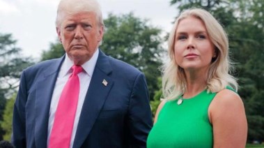 المتحدثة باسم البيت الأبيض كارولين ليفيت والرئيس الأمريكي دونالد ترامب 